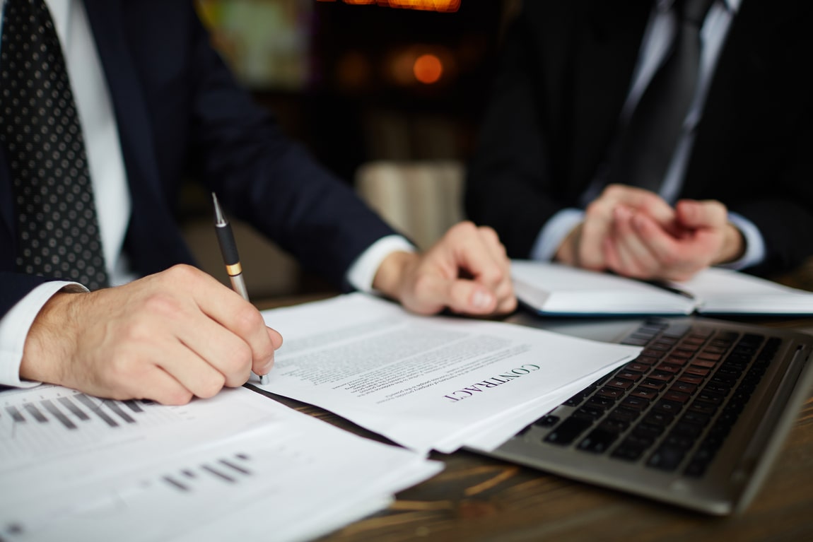 Image illustrant une conclusion de contrat par un avocat.