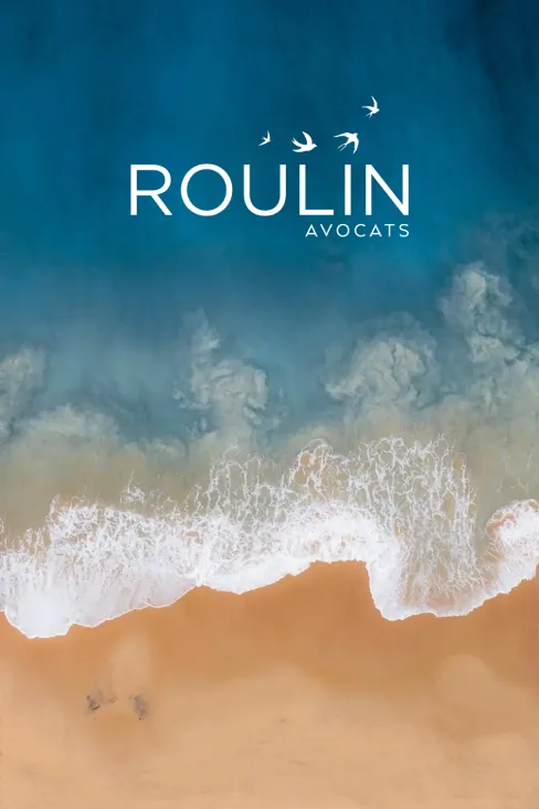 Image d'une vague sur une belle plage de sable contenant le logo de Roulin Avocats